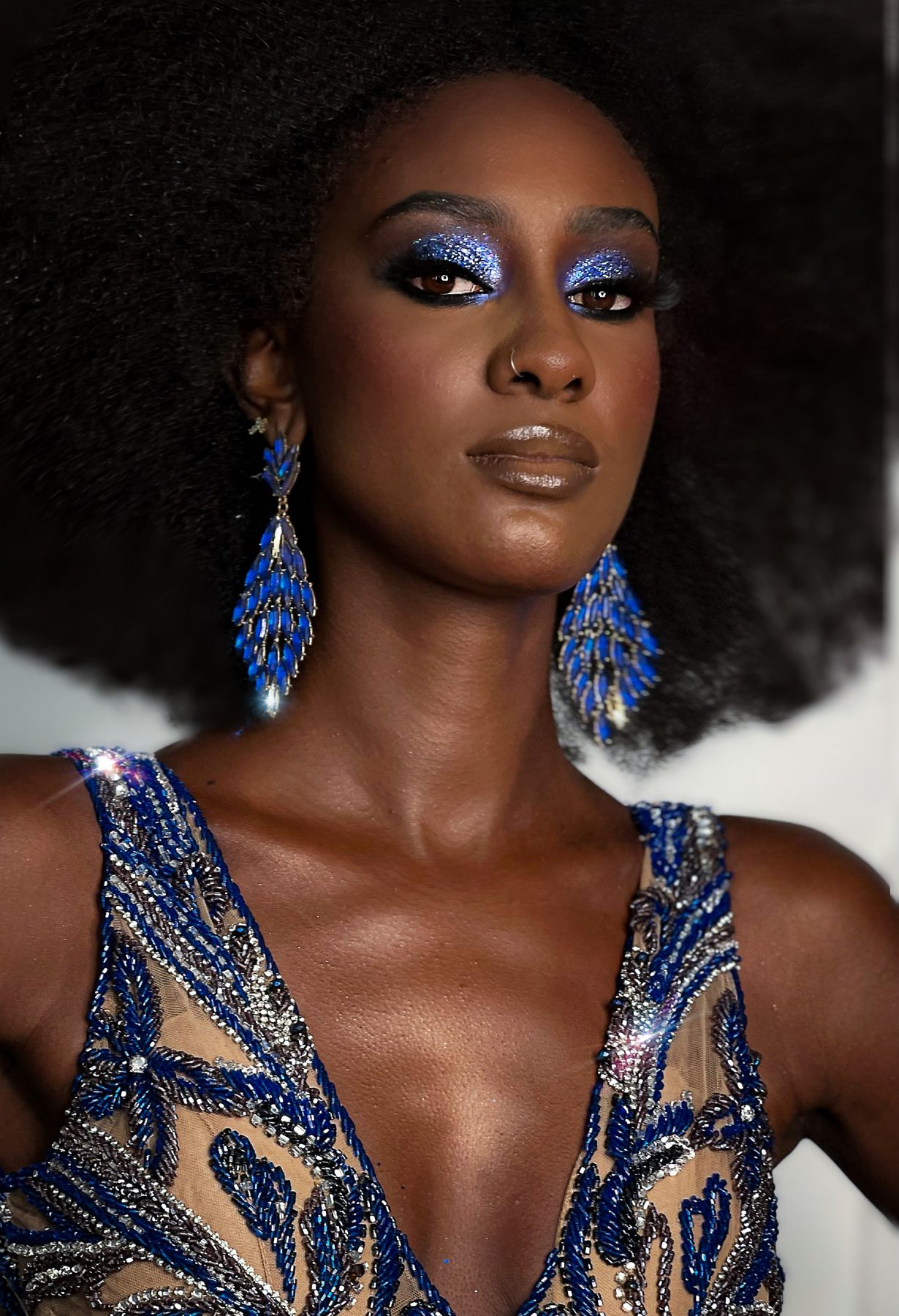 Maquiagem artística com glitter azul