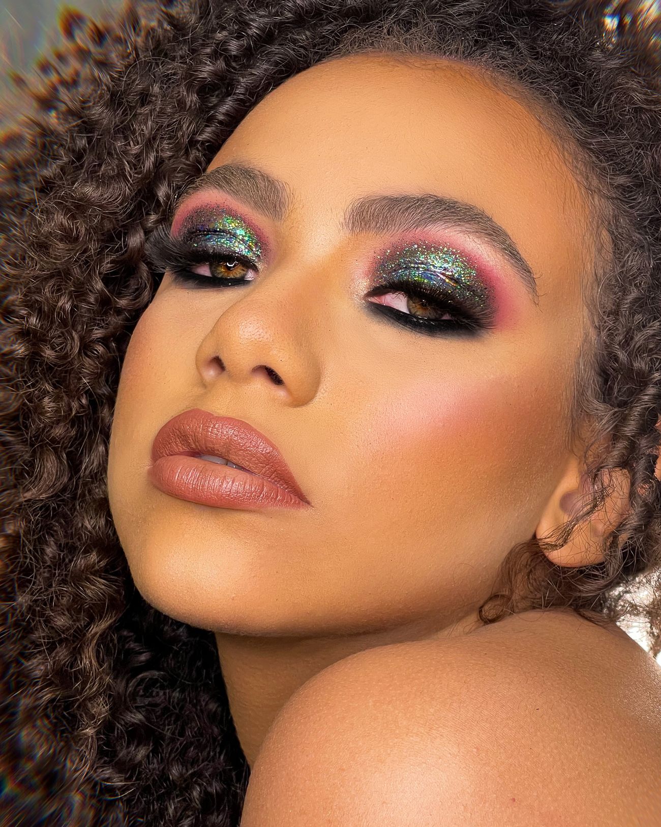 Olho esfumado com glitter