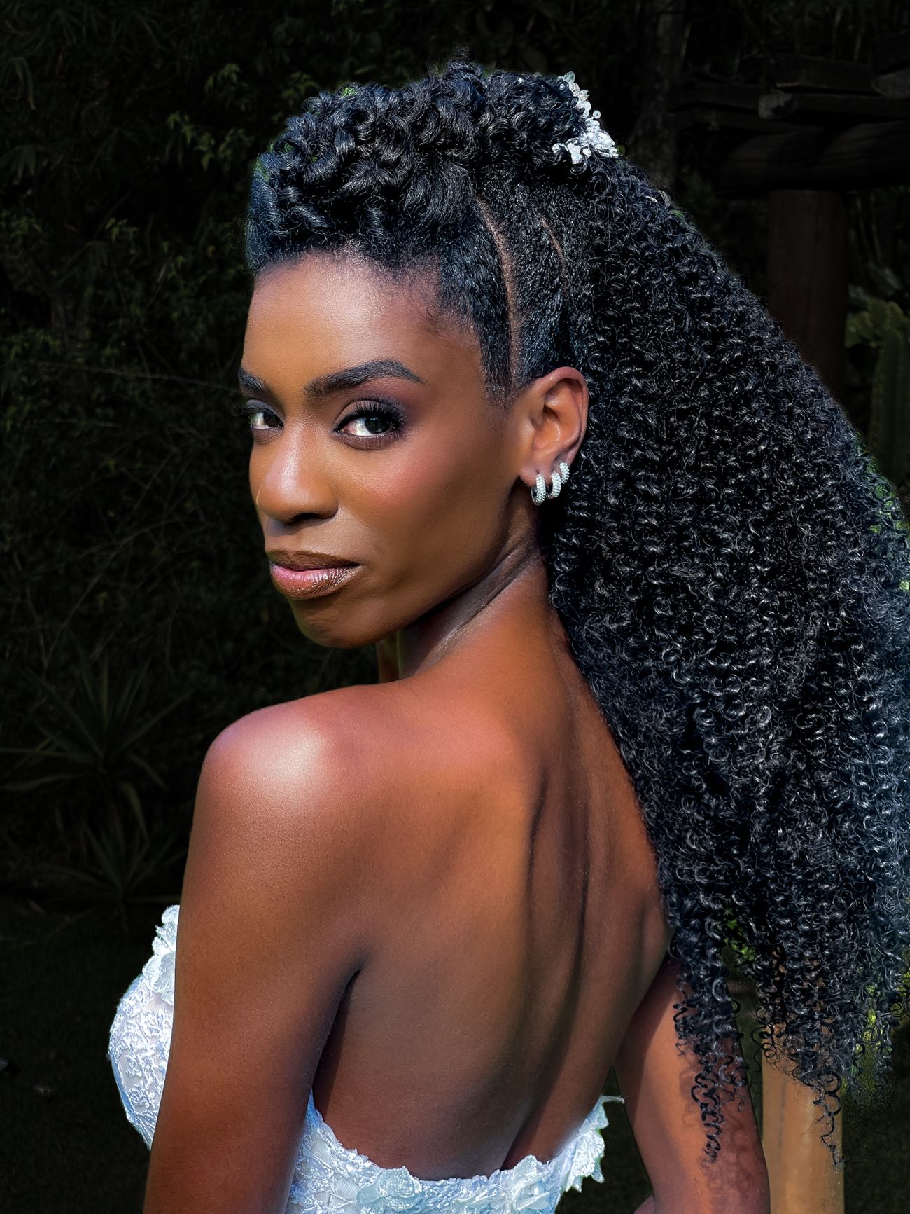 Noiva de costas com cabelo natural