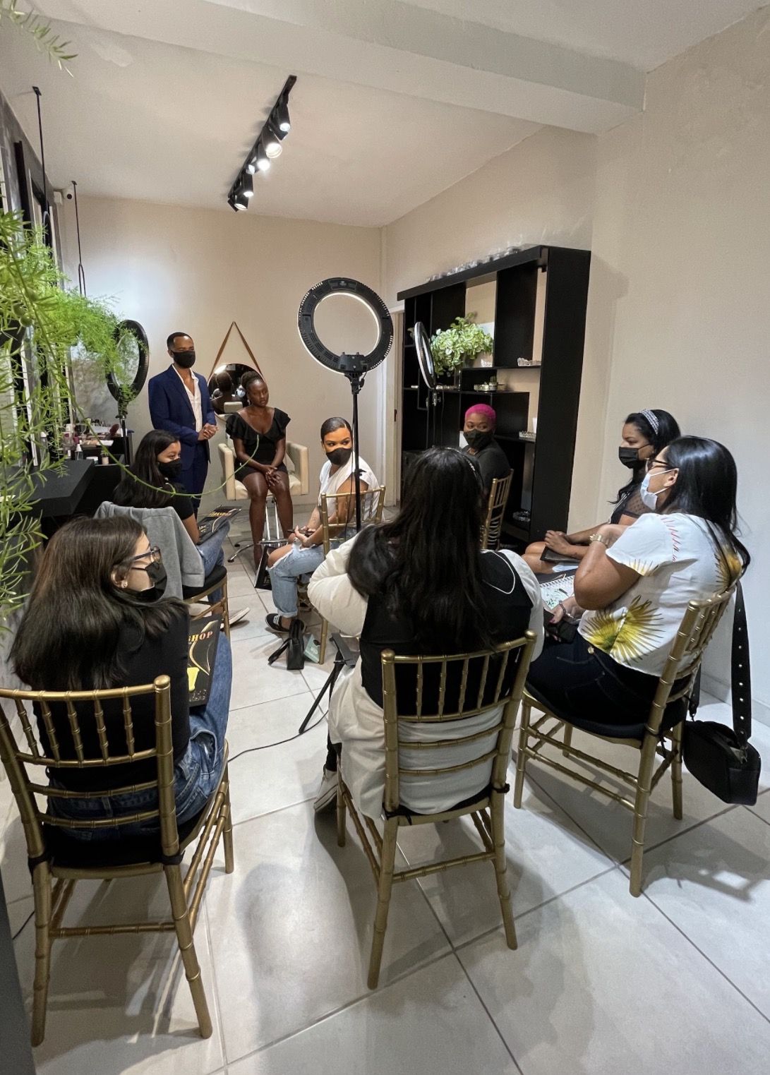 Alunas acompanhando a demonstração na modelo